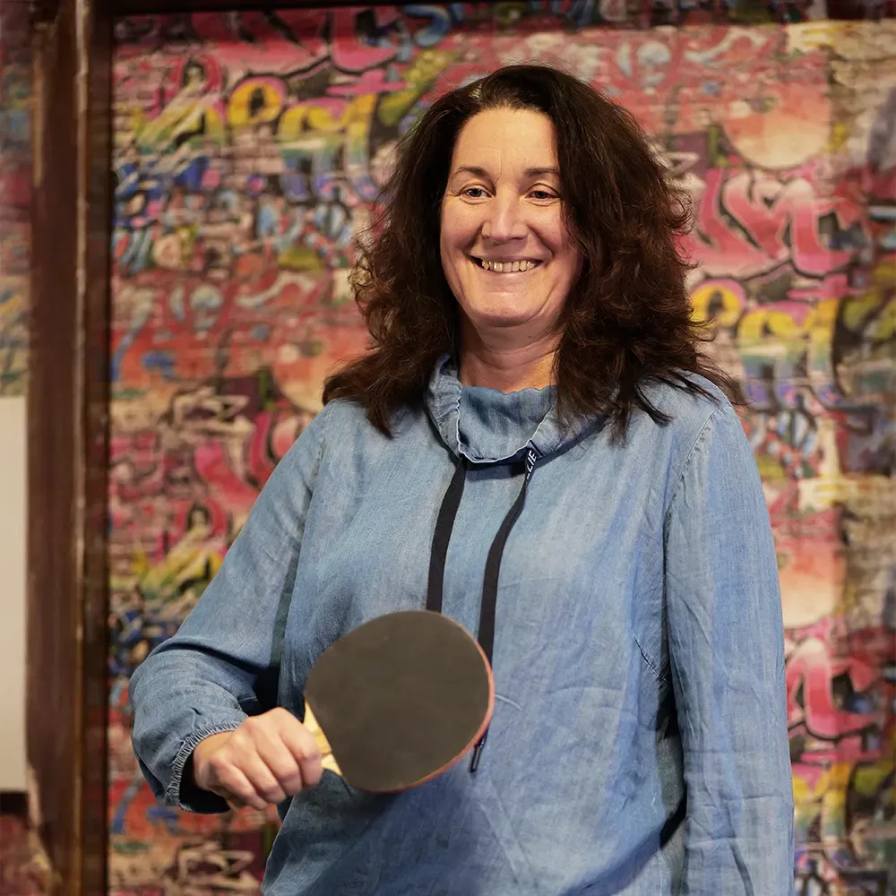 Frauke Jonetz-Mentzel, Schulsozialarbeiterin, spielt Tischtennis