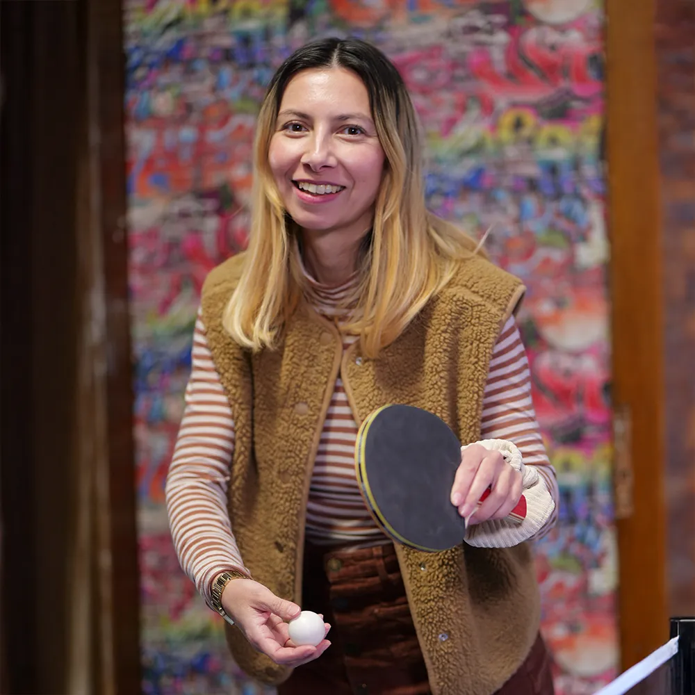 Maria Tran van - Schulsozialarbeiterin - spielt Tischtennis