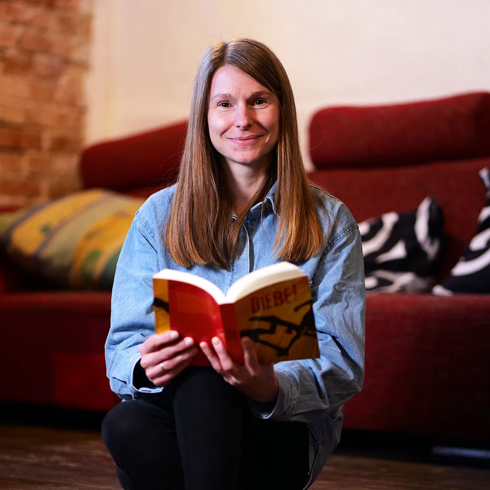 Merle Thierbach, Schulsozialarbeiterin liest ein Buch