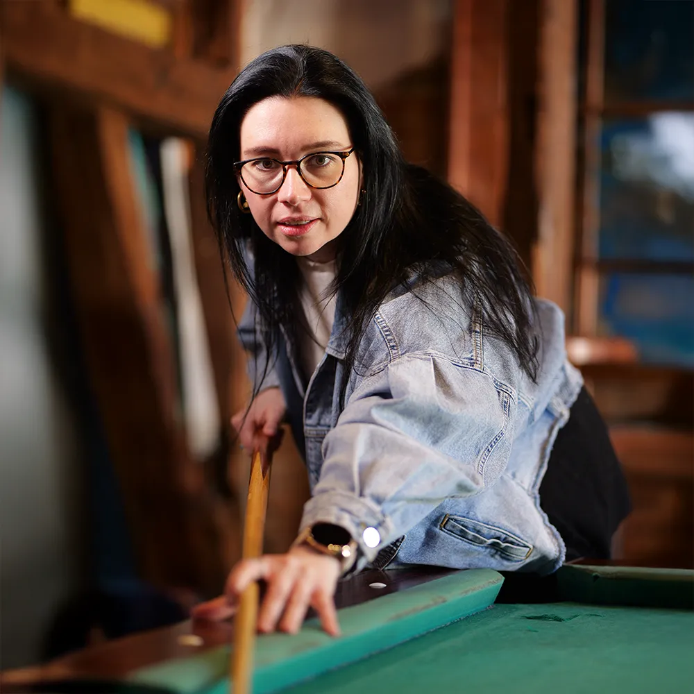 Sabine Hartwich - Schulsozialarbeiterin - spielt Billard